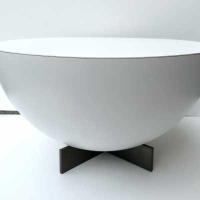 pair of low bedside tables or pedestal tables in white lacquered metal by Dutch designer Neil David. In the Memphis Group atmosphere, Michele De Lucchi, Matteo Thun, Marco Zanini, Aldo Cibic, Andrea Branzi, Shiro Kuramata, Michael Graves, Peter Shire, Javier Mariscal, Barbara Radice, Martine Bedin, George J. Sowden, Masanori Umeda and Nathalie du Pasquier. Famous manufacture like Joe Colombo, Arteluce, Arredoluce, Lumi, Luci, Rggiani, Werner Pantone, Luigi Colani, RAAK, Francesco Bocola, Superstudio, Enr