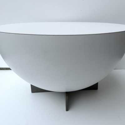 pair of low bedside tables or pedestal tables in white lacquered metal by Dutch designer Neil David. In the Memphis Group atmosphere, Michele De Lucchi, Matteo Thun, Marco Zanini, Aldo Cibic, Andrea Branzi, Shiro Kuramata, Michael Graves, Peter Shire, Javier Mariscal, Barbara Radice, Martine Bedin, George J. Sowden, Masanori Umeda and Nathalie du Pasquier. Famous manufacture like Joe Colombo, Arteluce, Arredoluce, Lumi, Luci, Rggiani, Werner Pantone, Luigi Colani, RAAK, Francesco Bocola, Superstudio, Enr
