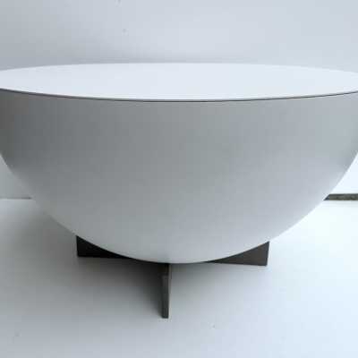 pair of low bedside tables or pedestal tables in white lacquered metal by Dutch designer Neil David. In the Memphis Group atmosphere, Michele De Lucchi, Matteo Thun, Marco Zanini, Aldo Cibic, Andrea Branzi, Shiro Kuramata, Michael Graves, Peter Shire, Javier Mariscal, Barbara Radice, Martine Bedin, George J. Sowden, Masanori Umeda and Nathalie du Pasquier. Famous manufacture like Joe Colombo, Arteluce, Arredoluce, Lumi, Luci, Rggiani, Werner Pantone, Luigi Colani, RAAK, Francesco Bocola, Superstudio, Enr