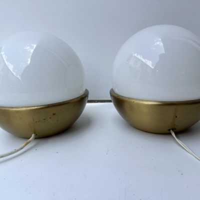 Pair of 2 Mid-Century Modern Space Age table or bedside lamps, white opaline Murano glass and brass. In the mood for Italian design like Toni Zuccheri for VeArt, Venini, Vistosi, La Murrina, Aldo Carlo Nason for Mazzega, Stilnovo, Joe Colombo, Arteluce, Arredoluce, Lumi, Luci, Rggiani, Sciolari, Werner Pantone, Luigi Colani, Raak, Angelo Lelii, Angelo Brotto, Esperia, Francesco Bocola, Superstudio, Enrico Tronconi, Mario Bellini, Harvey Guzzini, Luigi Massoni, Martinelli, Pierre Cardin, Fabio