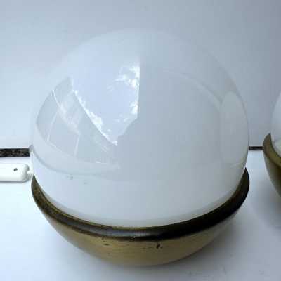 Pair of 2 Mid-Century Modern Space Age table or bedside lamps, white opaline Murano glass and brass. In the mood for Italian design like Toni Zuccheri for VeArt, Venini, Vistosi, La Murrina, Aldo Carlo Nason for Mazzega, Stilnovo, Joe Colombo, Arteluce, Arredoluce, Lumi, Luci, Rggiani, Sciolari, Werner Pantone, Luigi Colani, Raak, Angelo Lelii, Angelo Brotto, Esperia, Francesco Bocola, Superstudio, Enrico Tronconi, Mario Bellini, Harvey Guzzini, Luigi Massoni, Martinelli, Pierre Cardin, Fabio
