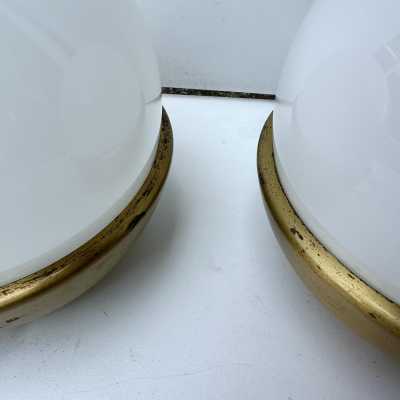 Pair of 2 Mid-Century Modern Space Age table or bedside lamps, white opaline Murano glass and brass. In the mood for Italian design like Toni Zuccheri for VeArt, Venini, Vistosi, La Murrina, Aldo Carlo Nason for Mazzega, Stilnovo, Joe Colombo, Arteluce, Arredoluce, Lumi, Luci, Rggiani, Sciolari, Werner Pantone, Luigi Colani, Raak, Angelo Lelii, Angelo Brotto, Esperia, Francesco Bocola, Superstudio, Enrico Tronconi, Mario Bellini, Harvey Guzzini, Luigi Massoni, Martinelli, Pierre Cardin, Fabio