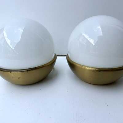 Pair of 2 Mid-Century Modern Space Age table or bedside lamps, white opaline Murano glass and brass. In the mood for Italian design like Toni Zuccheri for VeArt, Venini, Vistosi, La Murrina, Aldo Carlo Nason for Mazzega, Stilnovo, Joe Colombo, Arteluce, Arredoluce, Lumi, Luci, Rggiani, Sciolari, Werner Pantone, Luigi Colani, Raak, Angelo Lelii, Angelo Brotto, Esperia, Francesco Bocola, Superstudio, Enrico Tronconi, Mario Bellini, Harvey Guzzini, Luigi Massoni, Martinelli, Pierre Cardin, Fabio