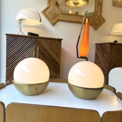Pair of 2 Mid-Century Modern Space Age table or bedside lamps, white opaline Murano glass and brass. In the mood for Italian design like Toni Zuccheri for VeArt, Venini, Vistosi, La Murrina, Aldo Carlo Nason for Mazzega, Stilnovo, Joe Colombo, Arteluce, Arredoluce, Lumi, Luci, Rggiani, Sciolari, Werner Pantone, Luigi Colani, Raak, Angelo Lelii, Angelo Brotto, Esperia, Francesco Bocola, Superstudio, Enrico Tronconi, Mario Bellini, Harvey Guzzini, Luigi Massoni, Martinelli, Pierre Cardin, Fabio