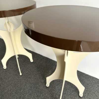 contemporary low bedside tables or pedestal tables in white cream lacquered metal and chocolate brown lacquered wooden top. In the mood of mid-century modern Memphis Group, Michele De Lucchi, Matteo Thun, Marco Zanini, Aldo Cibic, Andrea Branzi, Shiro Kuramata, Michael Graves, Peter Shire, Javier Mariscal, Barbara Radice, Martine Bedin, George J. Sowden, Masanori Umeda and Nathalie du Pasquier, Joe Colombo, Arteluce, Arredoluce, Lumi, Luci, Rggiani, Werner Pantone, Luigi Colani, RAAK, Francesco Boco