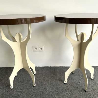 contemporary low bedside tables or pedestal tables in white cream lacquered metal and chocolate brown lacquered wooden top. In the mood of mid-century modern Memphis Group, Michele De Lucchi, Matteo Thun, Marco Zanini, Aldo Cibic, Andrea Branzi, Shiro Kuramata, Michael Graves, Peter Shire, Javier Mariscal, Barbara Radice, Martine Bedin, George J. Sowden, Masanori Umeda and Nathalie du Pasquier, Joe Colombo, Arteluce, Arredoluce, Lumi, Luci, Rggiani, Werner Pantone, Luigi Colani, RAAK, Francesco Boco
