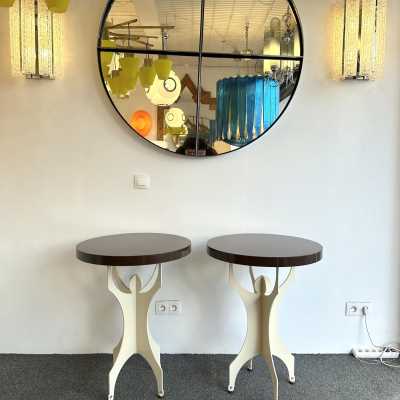 contemporary low bedside tables or pedestal tables in white cream lacquered metal and chocolate brown lacquered wooden top. In the mood of mid-century modern Memphis Group, Michele De Lucchi, Matteo Thun, Marco Zanini, Aldo Cibic, Andrea Branzi, Shiro Kuramata, Michael Graves, Peter Shire, Javier Mariscal, Barbara Radice, Martine Bedin, George J. Sowden, Masanori Umeda and Nathalie du Pasquier, Joe Colombo, Arteluce, Arredoluce, Lumi, Luci, Rggiani, Werner Pantone, Luigi Colani, RAAK, Francesco Boco