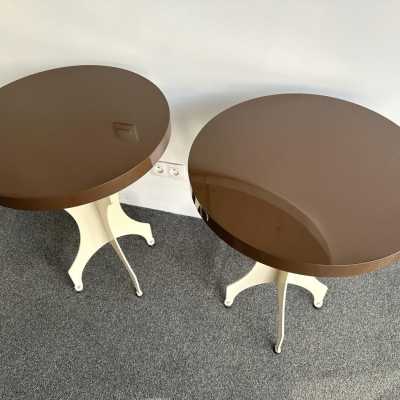contemporary low bedside tables or pedestal tables in white cream lacquered metal and chocolate brown lacquered wooden top. In the mood of mid-century modern Memphis Group, Michele De Lucchi, Matteo Thun, Marco Zanini, Aldo Cibic, Andrea Branzi, Shiro Kuramata, Michael Graves, Peter Shire, Javier Mariscal, Barbara Radice, Martine Bedin, George J. Sowden, Masanori Umeda and Nathalie du Pasquier, Joe Colombo, Arteluce, Arredoluce, Lumi, Luci, Rggiani, Werner Pantone, Luigi Colani, RAAK, Francesco Boco