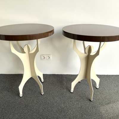 contemporary low bedside tables or pedestal tables in white cream lacquered metal and chocolate brown lacquered wooden top. In the mood of mid-century modern Memphis Group, Michele De Lucchi, Matteo Thun, Marco Zanini, Aldo Cibic, Andrea Branzi, Shiro Kuramata, Michael Graves, Peter Shire, Javier Mariscal, Barbara Radice, Martine Bedin, George J. Sowden, Masanori Umeda and Nathalie du Pasquier, Joe Colombo, Arteluce, Arredoluce, Lumi, Luci, Rggiani, Werner Pantone, Luigi Colani, RAAK, Francesco Boco