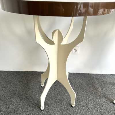 contemporary low bedside tables or pedestal tables in white cream lacquered metal and chocolate brown lacquered wooden top. In the mood of mid-century modern Memphis Group, Michele De Lucchi, Matteo Thun, Marco Zanini, Aldo Cibic, Andrea Branzi, Shiro Kuramata, Michael Graves, Peter Shire, Javier Mariscal, Barbara Radice, Martine Bedin, George J. Sowden, Masanori Umeda and Nathalie du Pasquier, Joe Colombo, Arteluce, Arredoluce, Lumi, Luci, Rggiani, Werner Pantone, Luigi Colani, RAAK, Francesco Boco