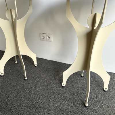 contemporary low bedside tables or pedestal tables in white cream lacquered metal and chocolate brown lacquered wooden top. In the mood of mid-century modern Memphis Group, Michele De Lucchi, Matteo Thun, Marco Zanini, Aldo Cibic, Andrea Branzi, Shiro Kuramata, Michael Graves, Peter Shire, Javier Mariscal, Barbara Radice, Martine Bedin, George J. Sowden, Masanori Umeda and Nathalie du Pasquier, Joe Colombo, Arteluce, Arredoluce, Lumi, Luci, Rggiani, Werner Pantone, Luigi Colani, RAAK, Francesco Boco