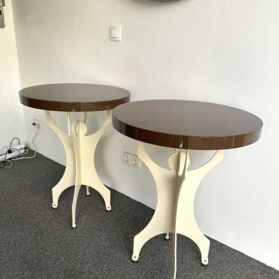 contemporary low bedside tables or pedestal tables in white cream lacquered metal and chocolate brown lacquered wooden top. In the mood of mid-century modern Memphis Group, Michele De Lucchi, Matteo Thun, Marco Zanini, Aldo Cibic, Andrea Branzi, Shiro Kuramata, Michael Graves, Peter Shire, Javier Mariscal, Barbara Radice, Martine Bedin, George J. Sowden, Masanori Umeda and Nathalie du Pasquier, Joe Colombo, Arteluce, Arredoluce, Lumi, Luci, Rggiani, Werner Pantone, Luigi Colani, RAAK, Francesco Boco