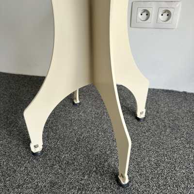 contemporary low bedside tables or pedestal tables in white cream lacquered metal and chocolate brown lacquered wooden top. In the mood of mid-century modern Memphis Group, Michele De Lucchi, Matteo Thun, Marco Zanini, Aldo Cibic, Andrea Branzi, Shiro Kuramata, Michael Graves, Peter Shire, Javier Mariscal, Barbara Radice, Martine Bedin, George J. Sowden, Masanori Umeda and Nathalie du Pasquier, Joe Colombo, Arteluce, Arredoluce, Lumi, Luci, Rggiani, Werner Pantone, Luigi Colani, RAAK, Francesco Boco