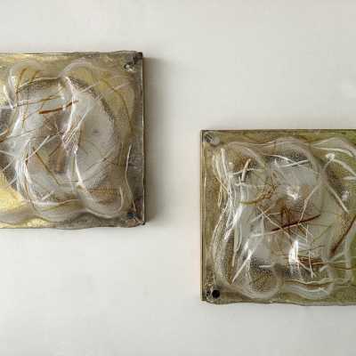Pair of Space Age, Mid-Century Modern style wall lights, in textured Murano glass and brass, with gold brushed brass finish to the sides. Can also be recessed. Renowned Italian design: Venini, Vistosi, La Murrina, Aldo Carlo Nason for Mazzega, Stilnovo, Joe Colombo, Arteluce, Arredoluce, Lumi, Luci, Rggiani, Sciolari, Werner Pantone, Luigi Colani, Raak, Angelo Lelii, Angelo Brotto, Esperia, Francesco Bocola, Superstudio, Enrico Tronconi, Mario Bellini, Harvey Guzzini, Luigi My
