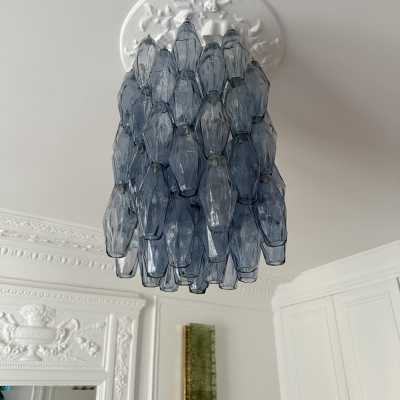 Murano glass chandelier, pendant, or flush-mounted ceiling light in polyhedral polihedral glass. Comes with additional glass, chain, and ceiling rose. In a Mid-Century Modern Hollywood Regency style, inspired by Mazzega, Carlo Aldo Nason, Vistosi, La Murrina, Carlo Scarpa, Venini, and Seguso.