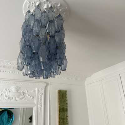 Murano glass chandelier, pendant, or flush-mounted ceiling light in polyhedral polihedral glass. Comes with additional glass, chain, and ceiling rose. In a Mid-Century Modern Hollywood Regency style, inspired by Mazzega, Carlo Aldo Nason, Vistosi, La Murrina, Carlo Scarpa, Venini, and Seguso.