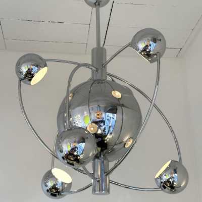 Astro Satellite Sputnik chandelier, space age, chrome-plated metal pendant light, six light points around the central sphere. Design attributed to the manufacturer-producer Reggiani. A typical Italian design of the mid-century modern period. Reggiani is a famous manufacturer, along with Gaetano Sciolari, Arredoluce, Arteluce, and Stilnovo.
