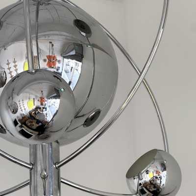 Astro Satellite Sputnik chandelier, space age, chrome-plated metal pendant light, six light points around the central sphere. Design attributed to the manufacturer-producer Reggiani. A typical Italian design of the mid-century modern period. Reggiani is a famous manufacturer, along with Gaetano Sciolari, Arredoluce, Arteluce, and Stilnovo.