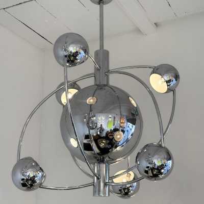 Astro Satellite Sputnik chandelier, space age, chrome-plated metal pendant light, six light points around the central sphere. Design attributed to the manufacturer-producer Reggiani. A typical Italian design of the mid-century modern period. Reggiani is a famous manufacturer, along with Gaetano Sciolari, Arredoluce, Arteluce, and Stilnovo.