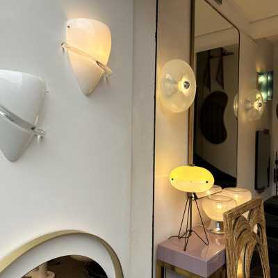 Pair of Swan wall lights in white and transparent Murano glass, by designer Tina Aufiero for the Italian design manufacturer Venini. Engraved, signed and dated 1995. Famous design such as Carlo Aldo Nason for Mazzega, Vistosi, La Murrina, Poliarte, Veronese, Seguso, Stilnovo, Artemide, Arredoluce, Arteluce.