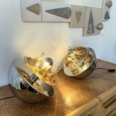 Pair of Culbuto Crater Mid-Century Modern Space Age table or bedside lamps, stalagmite in amber Murano glass and chrome metal by Italian designer Toni Zuccheri for VeArt. Famous Italian design like Venini, Vistosi, La Murrina, Aldo Nason, Stilnovo, Joe Colombo, Arteluce, Arredoluce, Lumi, Luci, Rggiani, Sciolari, Werner Pantone, Luigi Colani, Raak, Angelo Lelii, Angelo Brotto, Esperia, Francesco Bocola, Superstudio, Enrico Tronconi, Mario Bellini, Harvey Guzzini, Luigi Massoni, Martinelli, P