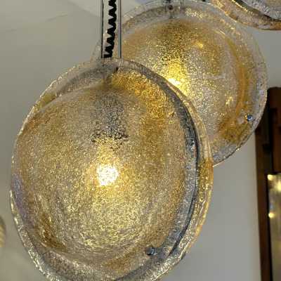 Mid-Century Modern Space Age Cascade planétarium Saturne Lustre plafonnier suspension en forme de globe sphérique en verre de Murano ambre et clair et structure en métal chromé de la fabrication VeArt. Manufacture célèbre comme Mazzega, Venini, Veronese, La Murrina, Aldo Carlo Nason, Stilnovo, Joe Colombo, Arteluce, Arredoluce, Lumi, Luci, Rggiani, Sciolari, Werner Pantone, Luigi Colani, Raak, Angelo Lelii, Angelo Brotto, Esperia, Francesco Bocola, Superstudio, Enrico Tronconi, Mario Bellini, Harvey Guzzini