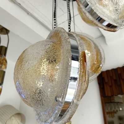 Mid-Century Modern Space Age Cascade planétarium Saturne Lustre plafonnier suspension en forme de globe sphérique en verre de Murano ambre et clair et structure en métal chromé de la fabrication VeArt. Manufacture célèbre comme Mazzega, Venini, Veronese, La Murrina, Aldo Carlo Nason, Stilnovo, Joe Colombo, Arteluce, Arredoluce, Lumi, Luci, Rggiani, Sciolari, Werner Pantone, Luigi Colani, Raak, Angelo Lelii, Angelo Brotto, Esperia, Francesco Bocola, Superstudio, Enrico Tronconi, Mario Bellini, Harvey Guzzini