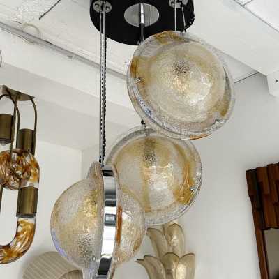 Mid-Century Modern Space Age Cascade planétarium Saturne Lustre plafonnier suspension en forme de globe sphérique en verre de Murano ambre et clair et structure en métal chromé de la fabrication VeArt. Manufacture célèbre comme Mazzega, Venini, Veronese, La Murrina, Aldo Carlo Nason, Stilnovo, Joe Colombo, Arteluce, Arredoluce, Lumi, Luci, Rggiani, Sciolari, Werner Pantone, Luigi Colani, Raak, Angelo Lelii, Angelo Brotto, Esperia, Francesco Bocola, Superstudio, Enrico Tronconi, Mario Bellini, Harvey Guzzini