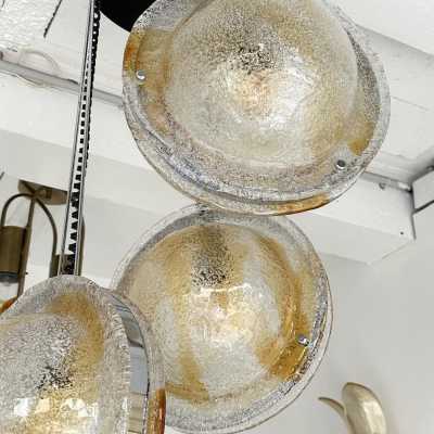 Mid-Century Modern Space Age Cascade planétarium Saturne Lustre plafonnier suspension en forme de globe sphérique en verre de Murano ambre et clair et structure en métal chromé de la fabrication VeArt. Manufacture célèbre comme Mazzega, Venini, Veronese, La Murrina, Aldo Carlo Nason, Stilnovo, Joe Colombo, Arteluce, Arredoluce, Lumi, Luci, Rggiani, Sciolari, Werner Pantone, Luigi Colani, Raak, Angelo Lelii, Angelo Brotto, Esperia, Francesco Bocola, Superstudio, Enrico Tronconi, Mario Bellini, Harvey Guzzini