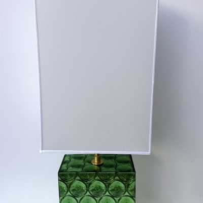 Pair of table or bedside lamps in brass and green optical Murano glass. Contemporary work from the Italian design artist workshop Roberto Giulio Rida. Artist signed stamp on the lamps. In a Mid-Century Modern Space Age Hollywood Regency mood, Carlo Nason, Mazzega, Vistosi, Stilnovo, Fontana Arte, Cristal Art, arteluce, arredoluce, Pierre Cardin, Stilux.