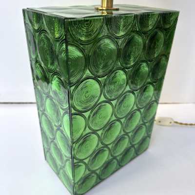 Pair of table or bedside lamps in brass and green optical Murano glass. Contemporary work from the Italian design artist workshop Roberto Giulio Rida. Artist signed stamp on the lamps. In a Mid-Century Modern Space Age Hollywood Regency mood, Carlo Nason, Mazzega, Vistosi, Stilnovo, Fontana Arte, Cristal Art, arteluce, arredoluce, Pierre Cardin, Stilux.