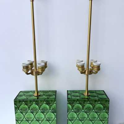 Pair of table or bedside lamps in brass and green optical Murano glass. Contemporary work from the Italian design artist workshop Roberto Giulio Rida. Artist signed stamp on the lamps. In a Mid-Century Modern Space Age Hollywood Regency mood, Carlo Nason, Mazzega, Vistosi, Stilnovo, Fontana Arte, Cristal Art, arteluce, arredoluce, Pierre Cardin, Stilux.