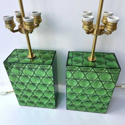 Pair of table or bedside lamps in brass and green optical Murano glass. Contemporary work from the Italian design artist workshop Roberto Giulio Rida. Artist signed stamp on the lamps. In a Mid-Century Modern Space Age Hollywood Regency mood, Carlo Nason, Mazzega, Vistosi, Stilnovo, Fontana Arte, Cristal Art, arteluce, arredoluce, Pierre Cardin, Stilux.