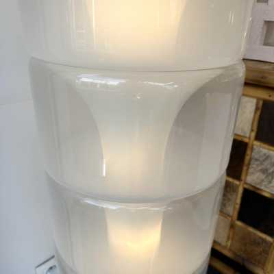 Mid-Century Modern Space Age Iconic white smoke in blown Murano glass Sfumato, brass-based floor lamp first edition model LT316 by Carlo Nason for the Mazzega factory. High model with 7 elements. Famous Italian design manufacturer like Reggiani, Sciolari, Francesco Buzzi Ceriani, Angelo Brotto for Esperia, Aldo Nason, Venini, Vistosi, La Murrina, Toni Zuccheri, Fontana Arte, Artemide, Arteluce, Arredoluce, Luigi Caccia Dominioni, Stilnovo, Stilux Milano.