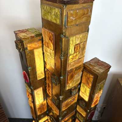 Exceptional masterpiece, very rare Large Mid-Century Modern floor lamp model New York in hammered glass and wrought iron, gilt patina gold gilding, by the Italian design artisan manufacturer Longobard in Verona in a Brutalist style, competitor of Biancardi Jordan Arte and Poliarte in the 1970s. Famous design like Carlo Aldo Nason for Mazzega Murano, Venini, Vistosi, La Murrina.