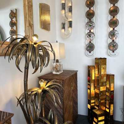 Exceptional masterpiece, very rare Large Mid-Century Modern floor lamp model New York in hammered glass and wrought iron, gilt patina gold gilding, by the Italian design artisan manufacturer Longobard in Verona in a Brutalist style, competitor of Biancardi Jordan Arte and Poliarte in the 1970s. Famous design like Carlo Aldo Nason for Mazzega Murano, Venini, Vistosi, La Murrina.