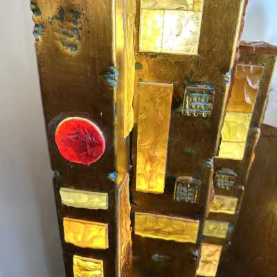Exceptional masterpiece, very rare Large Mid-Century Modern floor lamp model New York in hammered glass and wrought iron, gilt patina gold gilding, by the Italian design artisan manufacturer Longobard in Verona in a Brutalist style, competitor of Biancardi Jordan Arte and Poliarte in the 1970s. Famous design like Carlo Aldo Nason for Mazzega Murano, Venini, Vistosi, La Murrina.