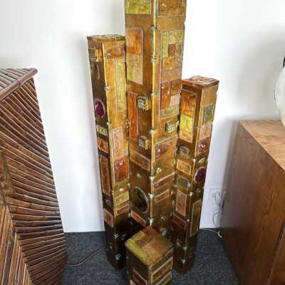 Exceptional masterpiece, very rare Large Mid-Century Modern floor lamp model New York in hammered glass and wrought iron, gilt patina gold gilding, by the Italian design artisan manufacturer Longobard in Verona in a Brutalist style, competitor of Biancardi Jordan Arte and Poliarte in the 1970s. Famous design like Carlo Aldo Nason for Mazzega Murano, Venini, Vistosi, La Murrina.
