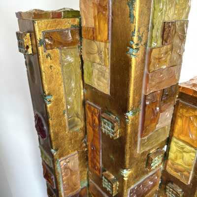 Exceptional masterpiece, very rare Large Mid-Century Modern floor lamp model New York in hammered glass and wrought iron, gilt patina gold gilding, by the Italian design artisan manufacturer Longobard in Verona in a Brutalist style, competitor of Biancardi Jordan Arte and Poliarte in the 1970s. Famous design like Carlo Aldo Nason for Mazzega Murano, Venini, Vistosi, La Murrina.