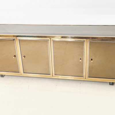 Rare Mid-Century Modern sideboard, credenza, buffet, cabinet, dresser with a compartment can be used as dry bar by Michel Pigneres for L'Angolo Metallarte Roma. Plated Mirror, brass and metal chrome. Interior drawers in brown melamine. The highest quality of the 1970s. Famous design like Maison Jansen, Charles, Sandro Petti.