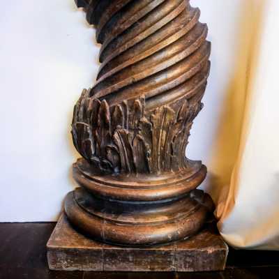 Pair of Solomonic columns in carved and gilded wood – Italy, 17th century