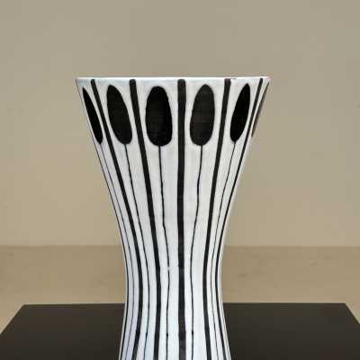 Vase cornet par Roger Capron