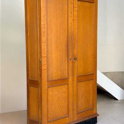 Belle armoire par Jacques Adnet en chêne et piétement plaqué de formica