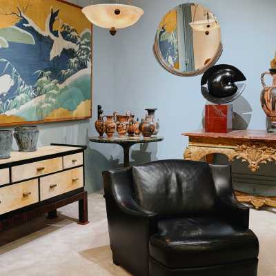 Large fauteuil en cuir