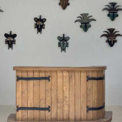 Bar d’angle et ses deux tabourets par Charles Flandre
