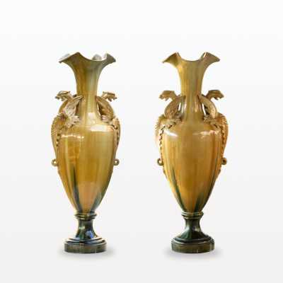 Massier, Paire de grands vases aux dragons, en céramique irisé de vert et jaune, XIXe siècle, Vallauris, France
