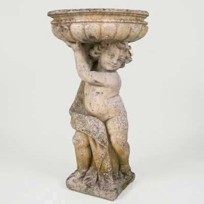 Vasque de jardin en fontaine au putto porteur – pierre reconstituée, style baroque, circa 1930–1950