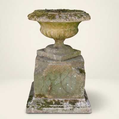 Vasque de jardin anglaise sur piédestal en pierre patinée
