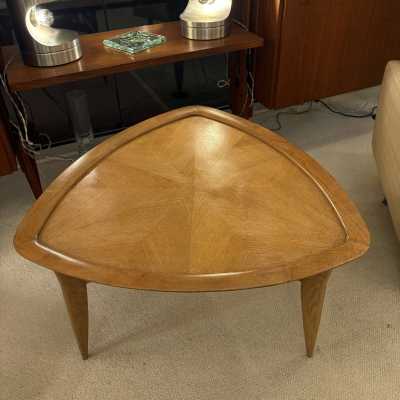 Table basse « triangle »  Chêne massif et placage de chêne