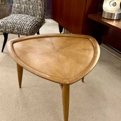 Table basse « triangle »  chêne massif et placage de chêne